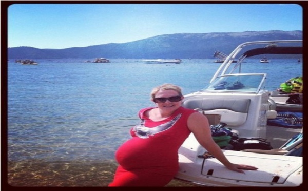 Photo : Melissa Joan Hart affiche un ventre bien arrondi