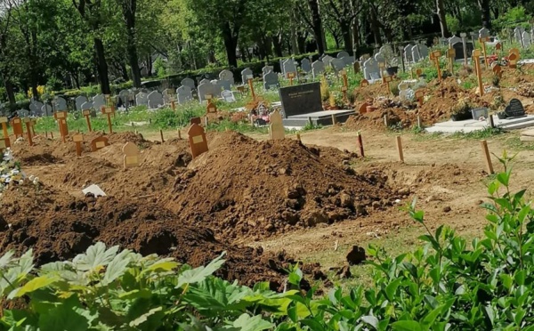 Tristes images, une famille sénégalaise enterre un de ses siens décédé du coronavirus en France (Photos)