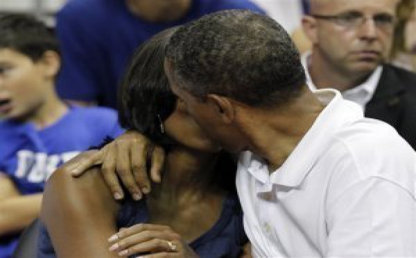 Vidéo: Barack Obama - un baiser à Michelle en plein match de basket !