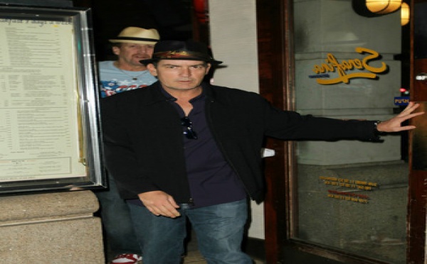 Charlie Sheen fera un don de un million de dollars