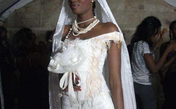 Le mannequin Fatoufine en robe de mariée