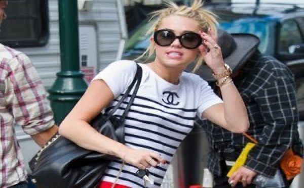 Miley Cyrus rend visite à son beau Liam pendant qu’il bosse !