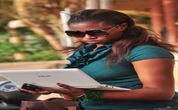 La journaliste Kany Diallo de Confidence Magazine entrain de surfer