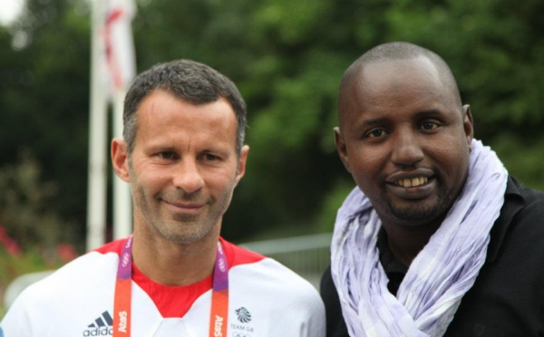 Le journaliste sénégalais Aliou Goloko avec la légende Ryan Giggs