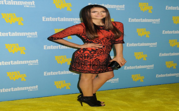 Nina Dobrev s'excuse auprès de Miley Cyrus