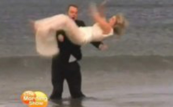 Il lance la mariée dans les airs et la laisse tomber dans l'eau (vidéo)