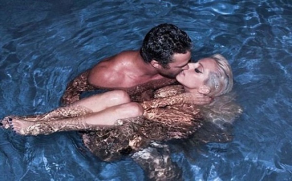 Photo : Le baiser torride de Lady Gaga et Taylor Kinney