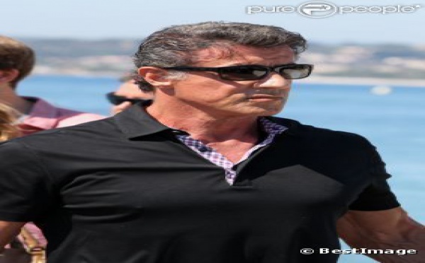 Sylvester Stallone, revigoré par son séjour sur la Côte d'Azur, débarque à Paris