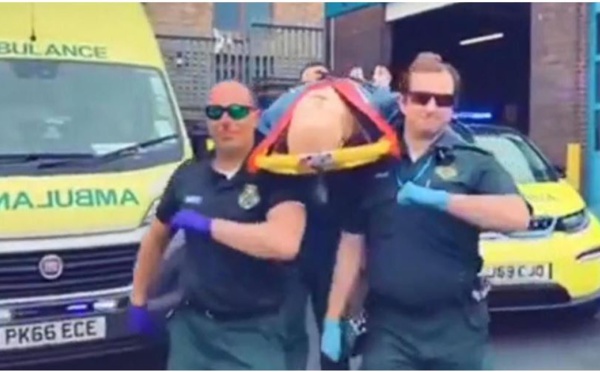 Des ambulanciers choquent en faisant la danse du cercueil avec un "patient coronavirus" (VIDEO)