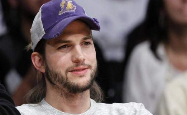 Ashton Kutcher officialise sa relation avec Mila Kunis