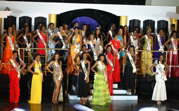 Toutes les candidates de MUA 2012 sur scène