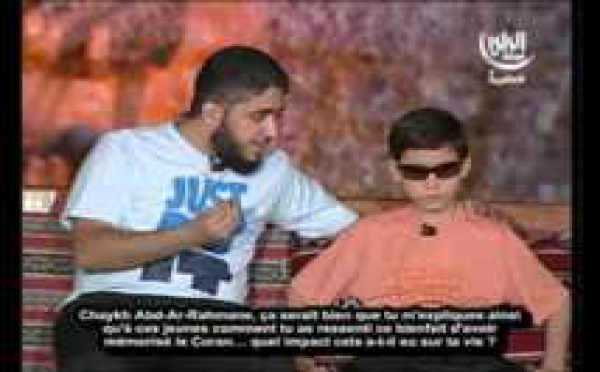 (VIDEO) L'enfant aveugle a mémorisé le Coran et s'adresse à nous autres voyants: Emouvant.