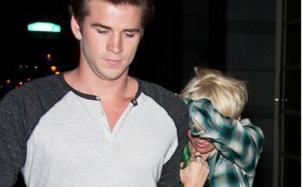 Miley Cyrus honteuse de coupe se cache derrière Liam Hemsworth