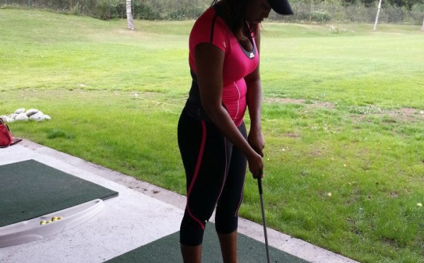 Chacha de la série Bégué Time joue au golf