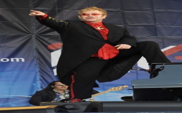Elton John : Son bassiste est décédé