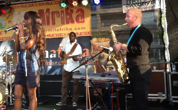 Queen Biz sur scène au festival Mit Afrika en Cologne (Allemagne)