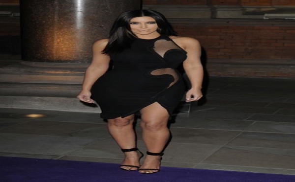 Kim Kardashian trouve ses fesses trop grosses !