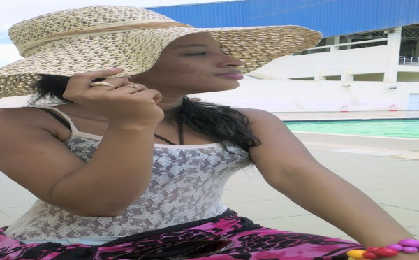 Le mannequin Fatinha Jalo en mode détente à la piscine Olympique