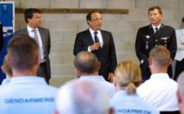 Hollande et Valls excluent d'envoyer l'armée à Marseille