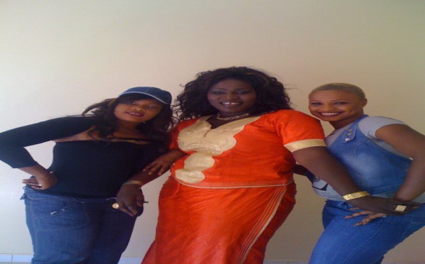 Ngoné Ndiaye Guéwel entourée de Mbathio Ndiaye et Aïda Dada