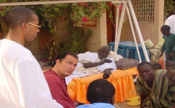[Photo inédite] Le célèbre acteur Steven Seagal à Touba aux côtés de Feu Serigne Saliou Mbacké
