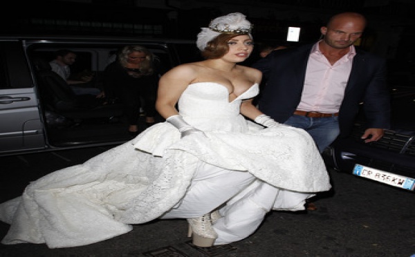 Photo : Lady Gaga en robe de mariée !