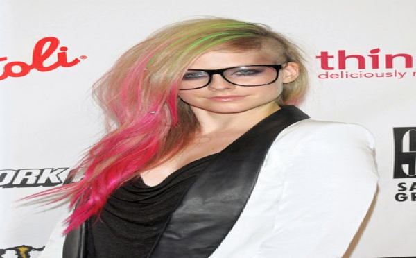 Photo : Avril Lavigne colore ses cheveux en rose et vert !