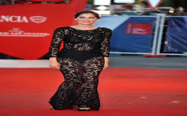 Photo : Laetitia Casta drapée d'un napperon !