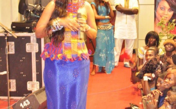 Aida Samb en mode live avec des pieds nus!