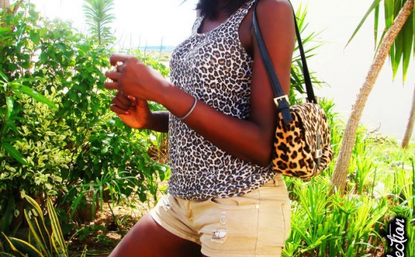 Le mannequin Capri Faye pose en pleine nature