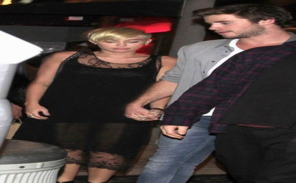 Miley Cyrus : sexy en robe de dentelle noire avec Liam Hemsworth !