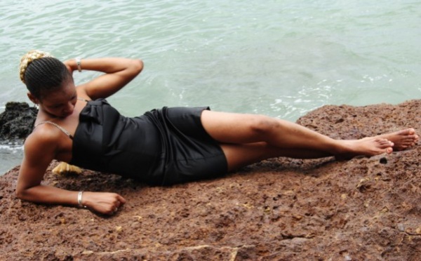 La top model Khadija au bord de la mer 