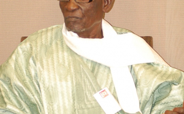 El hadj Samba Diabaré samb grand-père de la chanteuse Aida Samb avec le xalam, son instrument fétiche.