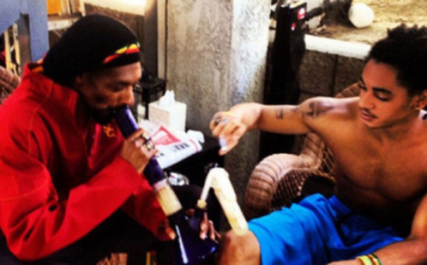 Snoop Dogg fume de l’herbe avec son fils