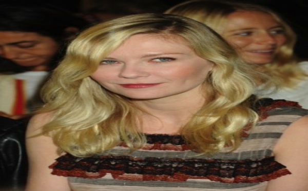 Kirsten Dunst dévoile une bague en diamant !