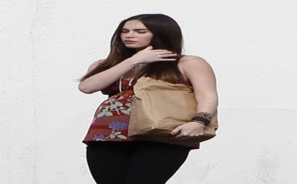 Megan Fox se remet à cacher son ventre
