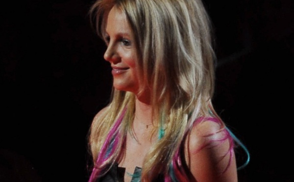 PHOTOS Britney Spears avec des mèches roses et bleues