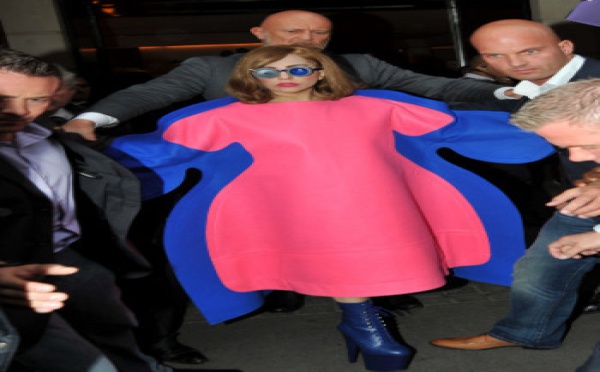 Lady Gaga porte encore ses costumes de scène trop petits