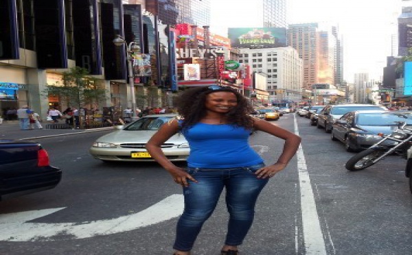 La danseuse Mbathio toute heureuse dans les rues de New York