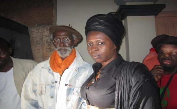 La styliste Mame Faguèye Ba en compagnie de l'artiste Joe Ouakam