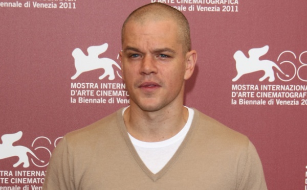 Tom Cruise et Matt Damon se font fesser par un travesti