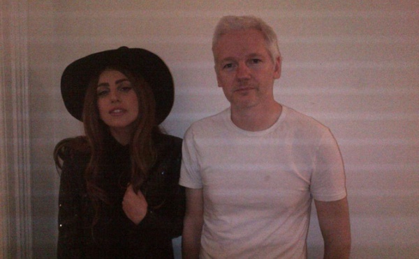 PHOTO Lady Gaga rend visite à Julian Assange