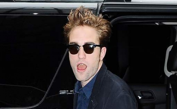Robert Pattinson surpris flirtant avec une autre