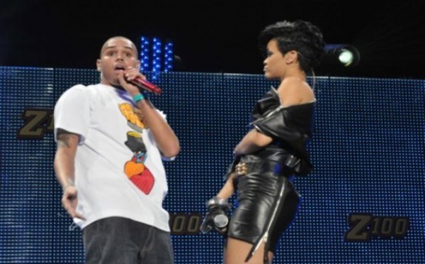 Rihanna : Son père aime Chris Brown
