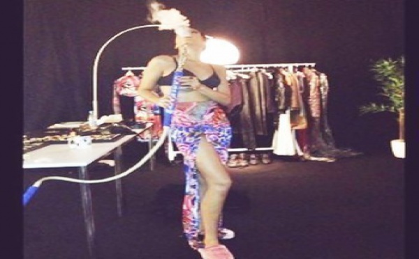 Rihanna fume le narguilé