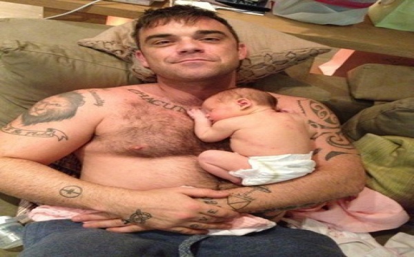 Robbie Williams étreint une femme… nue
