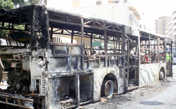 Un bus de Dakar Dem Dikk transformé en cendre par les Thiantacounes