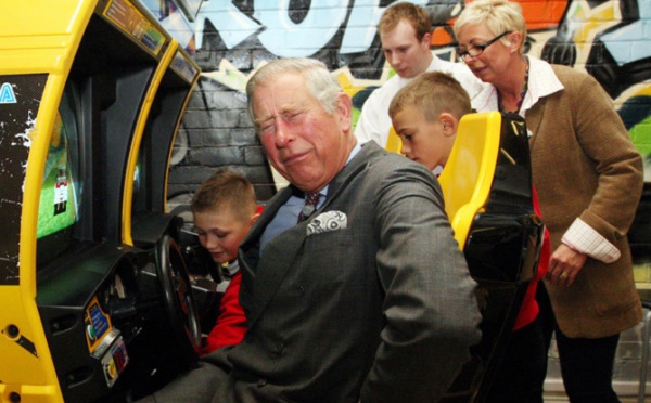 PHOTOS Le prince Charles s’éclate sur un jeu d’arcade