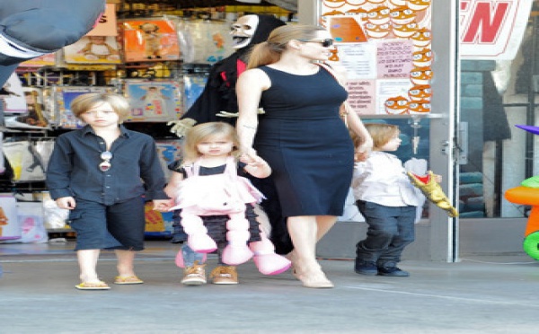 Angelina Jolie et ses enfants font des emplettes pour Halloween