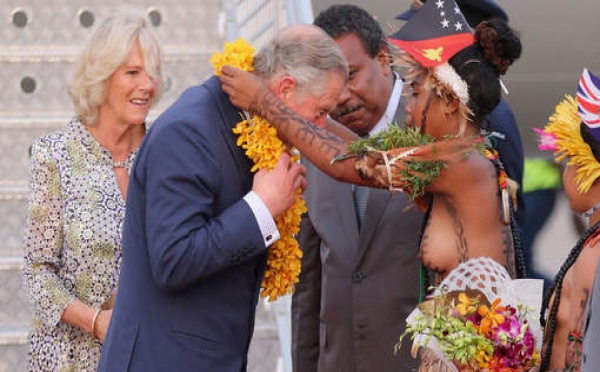 Charles et Camilla accueillis en grande pompe en Papouasie-Nouvelle-Guinée